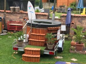 Mobiles Badefass / Badezuber / Hot Tub / Whirlpool auf dem Anhänger zu vermieten